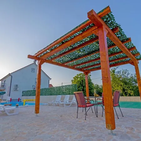 Luxury Paloma Blanca With Heated Pool Lovrec