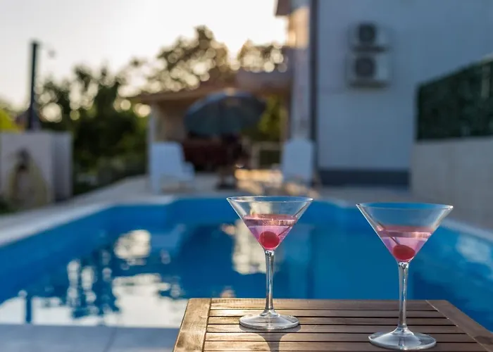 别墅 Luxury Paloma Blanca With Heated Pool Lovreć